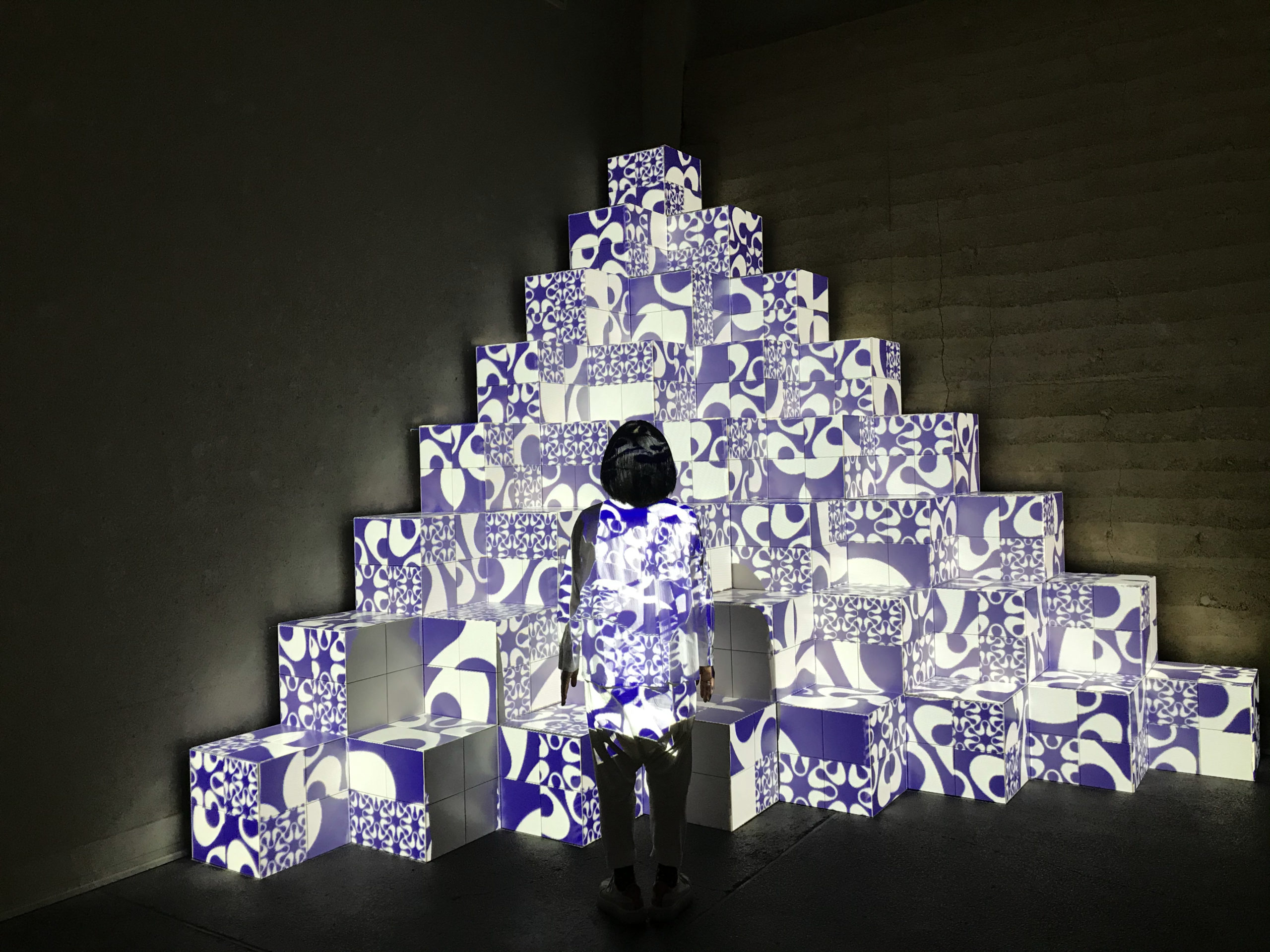 タイルが微発光？ 律動のプロジェクションマッピング | 雑誌｜コン