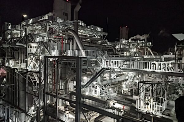 工場夜景の日記念 “工場の敷地内から撮影する”川崎工場夜景撮影ツアー